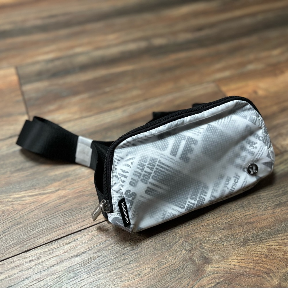 Everywhere Belt Bag 1L Manifesto print NWT